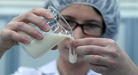 «Химическое молоко» из Китая: что думают специалисты о видео из соцсетей