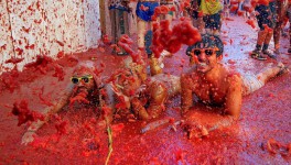 Веселая пятница: в Испании прошел ежегодный фестиваль La Tomatina