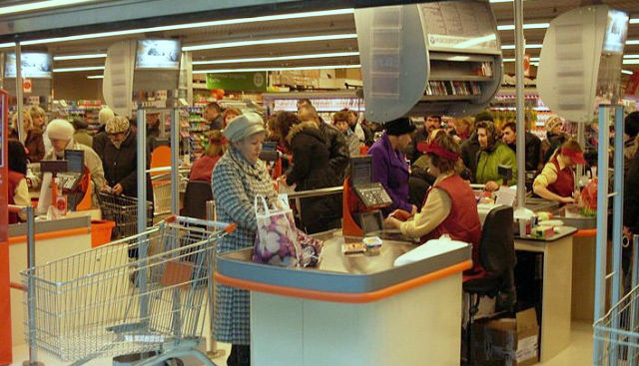 Треть россиян начала закупать продукты впрок