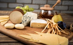 Потребление сырных продуктов снизилось на 25,5%, сыров – выросло на 8,8%
