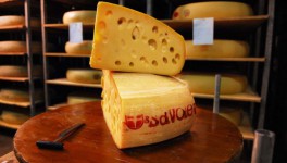 Американцы не смогут продавать в ЕС произведенный в США "швейцарский" сыр - ЕК