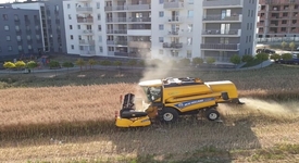 В Польше фермеры убирают поля среди многоэтажек