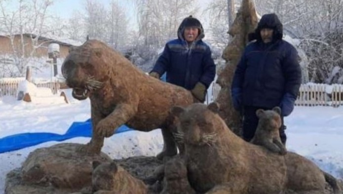Якутский скульптор ежегодно лепит фигуры из навоза, с ними уже связано поверье