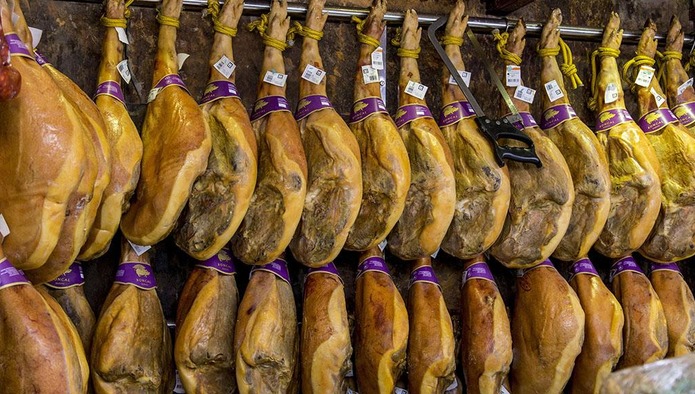 Кабмин не будет запрещать ввоз в РФ мясной и молочной продукции для личных нужд - источник