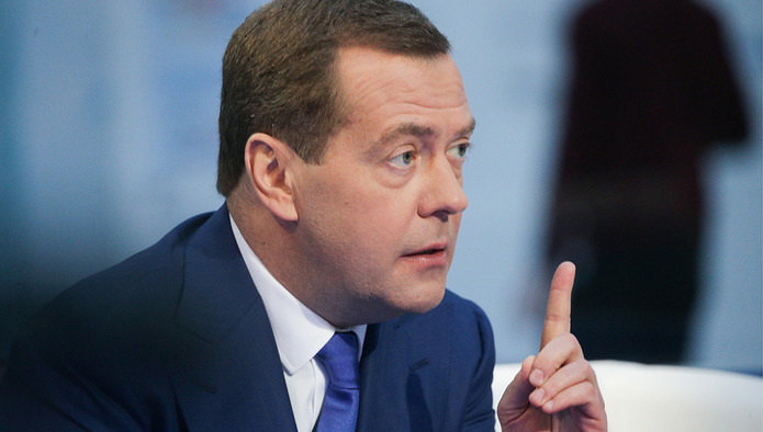 Медведев поручил оценить последствия закона о возврате продуктов сетями