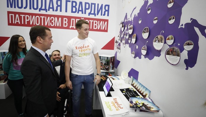 Медведев уверен, что в перспективе Россия сможет отказаться от пластиковой тары