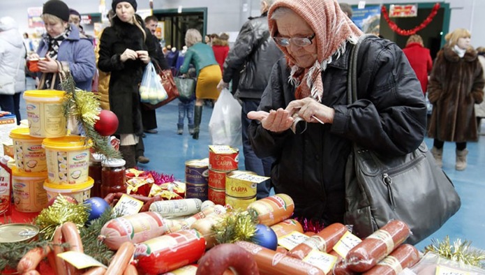 Около 40% граждан РФ начали существенно экономить на еде – опрос ФОМ
