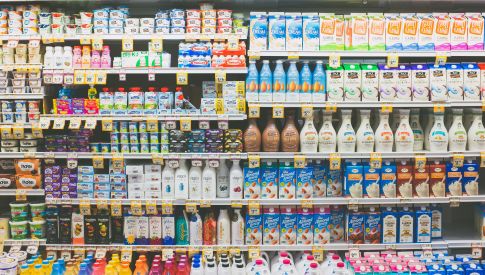 Новые продукты января: йогурт-неделька от Fonterra, омское масло по вологодскому рецепту и молочные продукты с алоэ из США